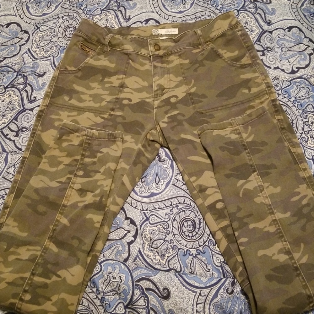 Camouflage skinny pants
